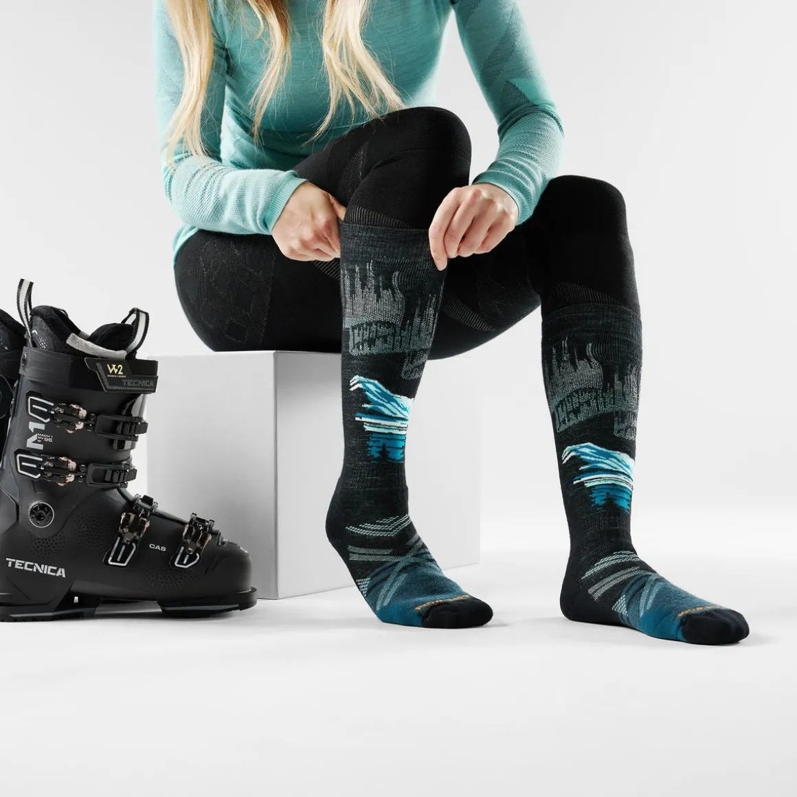 Women's Ski Alpine Auroras Over The Calf Socks
